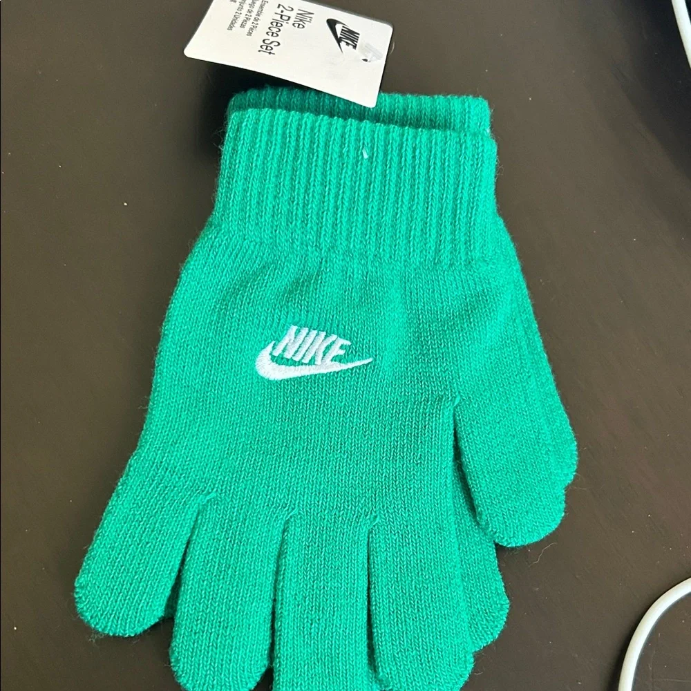 Nike Green Knit KidsGloves - Picture 3 of 3